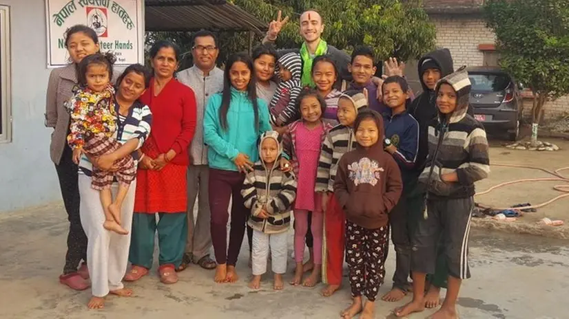 Michele in Nepal con i bambini dell’orfanotrofio