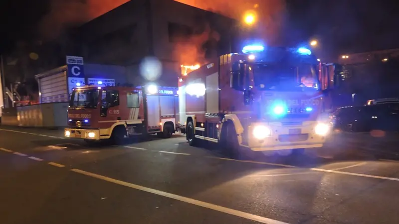 Lumezzane: le fiamme e i Vigili del Fuoco al lavoro