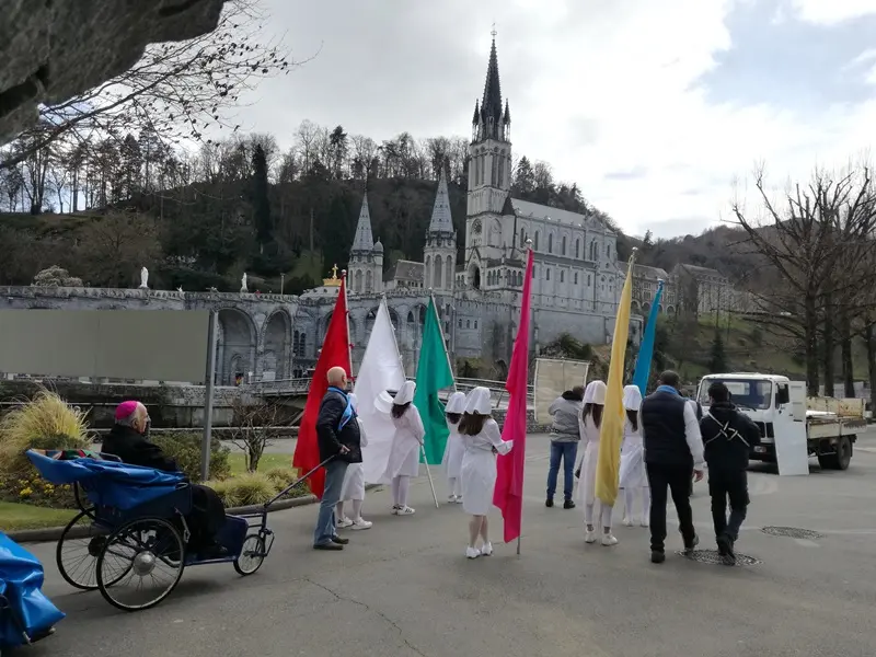 L'arrivo a Lourdes dei pellegrini
