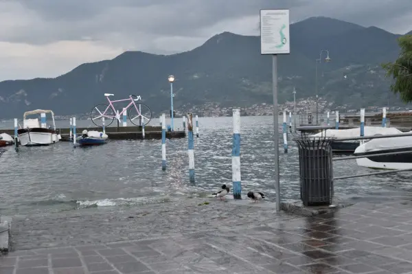 La pioggia gonfia il lago d'Iseo