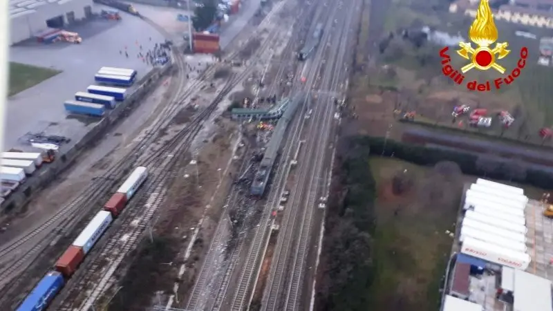 Treno deragliato, i soccorritori al lavoro