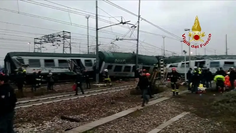 Treno deragliato, i soccorritori al lavoro