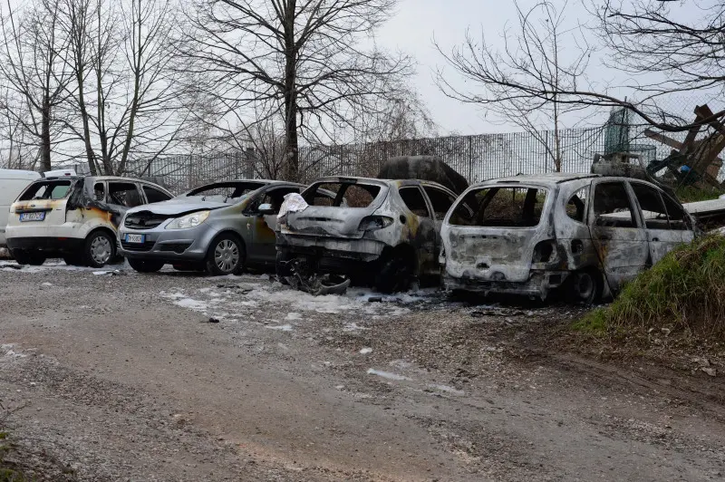 Campo nomadi di via Orzinuovi, le auto distrutte dal rogo