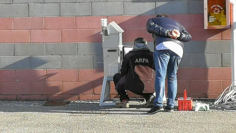 L'Arpa al lavoro dopo il rogo alla Sil