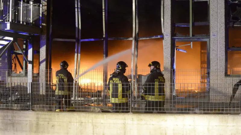 Il maxi incendio alla Sil