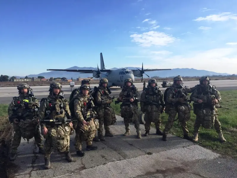 Paracadutisti incursori del Col. Moschin durante il lancio in Tonale