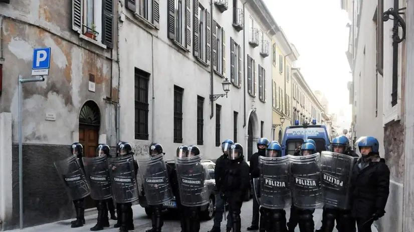 Polizia e Carabinieri in assetto antisommossa © www.giornaledibrescia.it