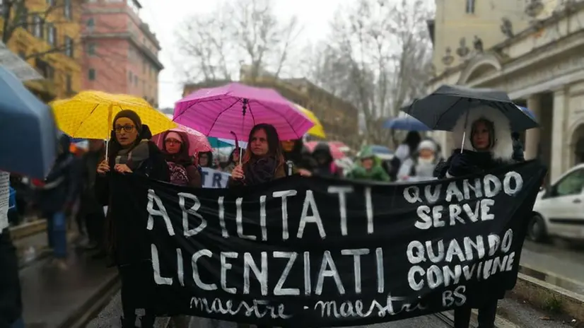 Roma, maestre diplomate in corteo