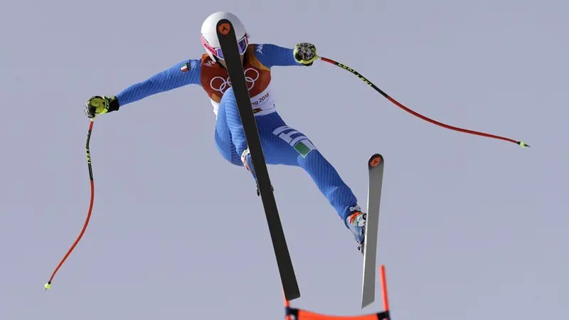 Nadia Fanchini perde il controllo degli sci prima di cadere durante la libera - Foto Ansa/Ap Luca Bruno