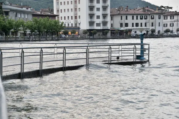 La pioggia gonfia il lago d'Iseo