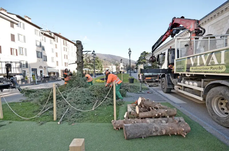 Piazzale Arnaldo, albero di Natale smantellato