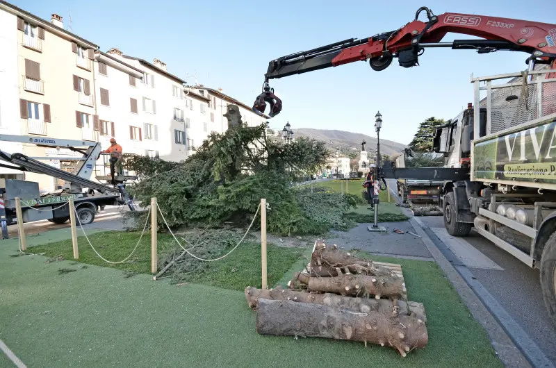 Piazzale Arnaldo, albero di Natale smantellato