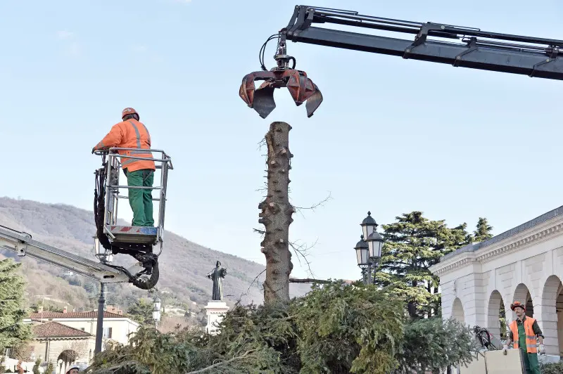 Piazzale Arnaldo, albero di Natale smantellato