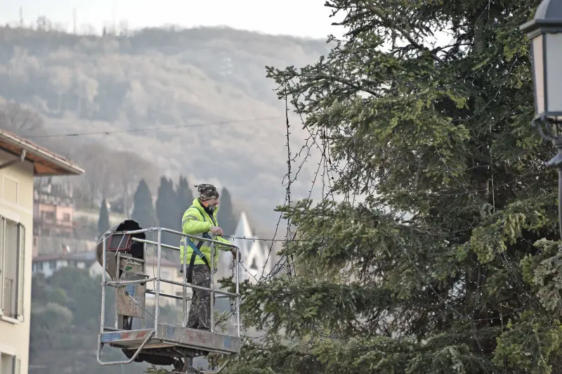 Piazzale Arnaldo, albero di Natale smantellato