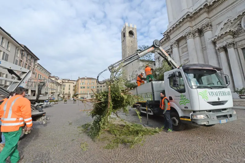 Piazzale Arnaldo, albero di Natale smantellato