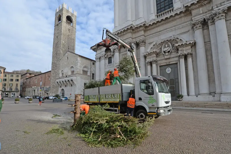 Piazzale Arnaldo, albero di Natale smantellato