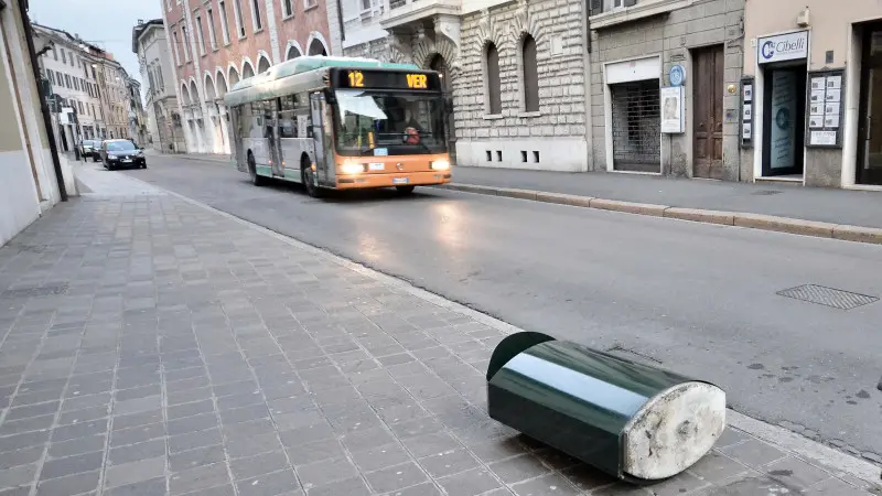 Cestini rovesciati in Corso Magenta