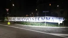 La scritta apparsa davanti alla sede del Brescia Calcio - © www.giornaledibrescia.it