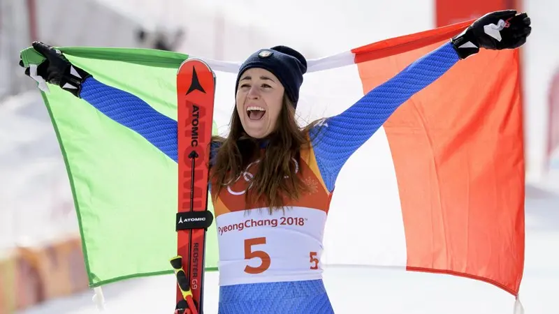 La gioia di Sofia Goggia dopo la vittoria in discesa - Foto Ansa/Epa Jean-Cristophe Bott