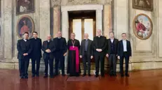 Il vescovo mons. Tremolada (al centro) con gli otto nuovi vicari episcopali - © www.giornaledibrescia.it