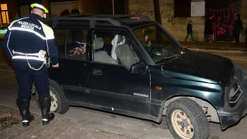 Il vecchio Suzuki Vitara al centro dell'allarme di viale Italia