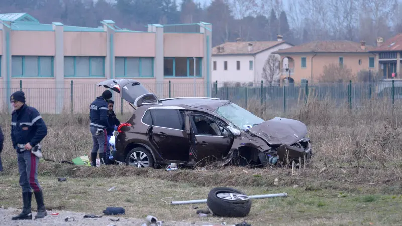 L'auto usata per la rapina all'Admiral di via Vallecamonica
