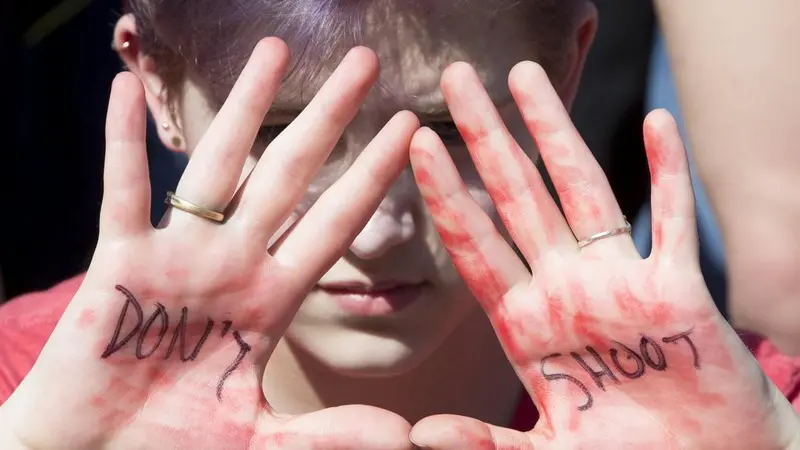 Una delle manifestanti che nei giorni scorsi ha protestato davanti alla Casa Bianca per chiedere limitazioni alla vendita di armi - Foto Ansa/Epa Michael Reynolds