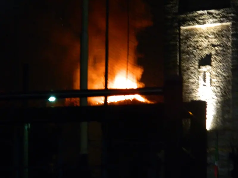 Incendio a Villa Pedergnano, in fiamme un cascinale