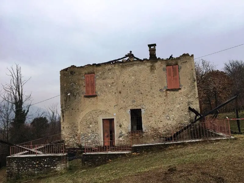 Incendio a Villa Pedergnano, in fiamme un cascinale