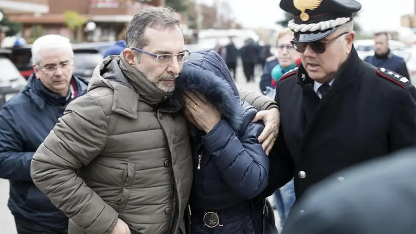 Un familiare viene portato via dagli inquirenti al termine della trattativa tra le forze dell'ordine e il carabiniere Luigi Capasso che dopo aver sparato alla moglie si era barricato in casa con le due figlie, 28 febbraio 2018 a Cisterna di Latina. L'uomo ha poi ucciso le figlie prima di togliersi la vita. Foto Ansa -  © www.giornaledibrescia.it