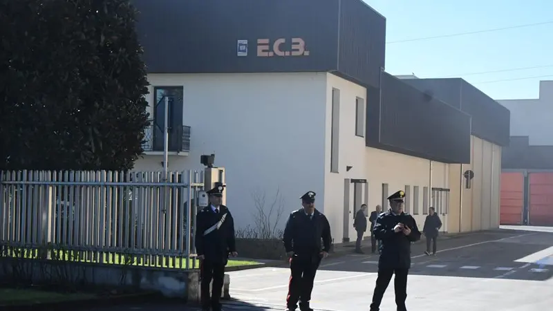 I carabinieri all'esterno dell'azienda di Treviglio in cui sono morti due operai - Foto Ansa/Daniele Bennati