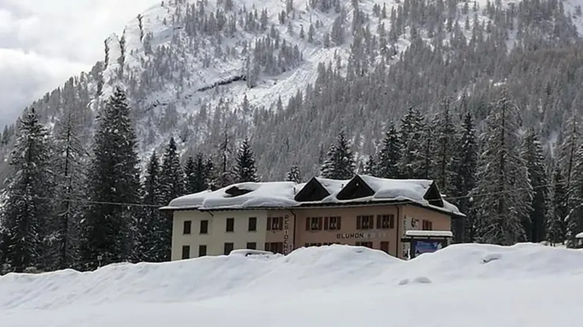 Immersa nella neve. La struttura del Blumon Break nella piana del Gaver