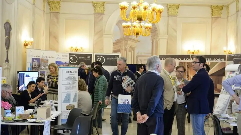 Fra gli stand. C’è sempre molta attenzione e curiosità fra gli stand del Meeting Immobiliare