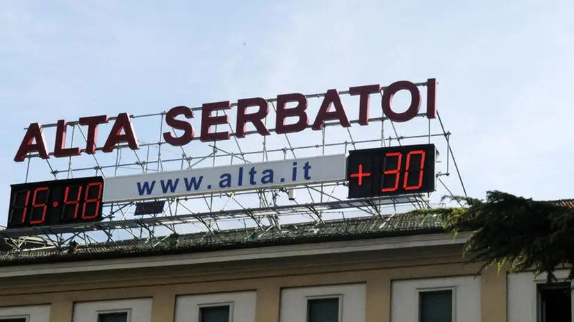 Il termometro di piazza Repubblica il 9 aprile 2011 © www.giornaledibrescia.it