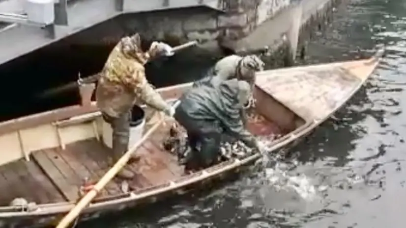 Un frammento del video che incastra i tre pescatori