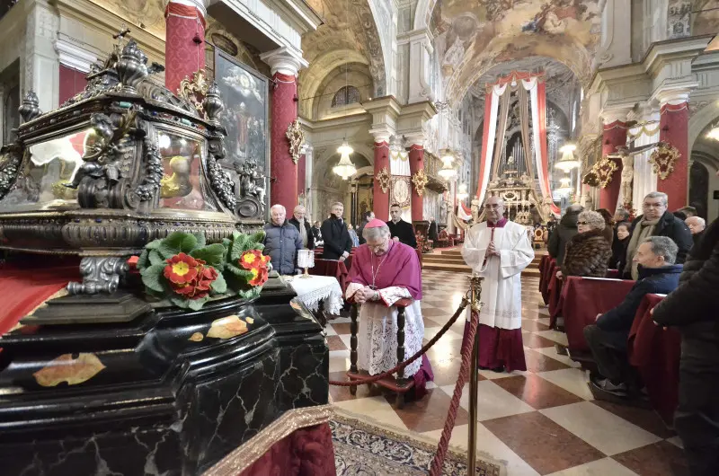 La messa nella Basilica di San Faustino e Giovita