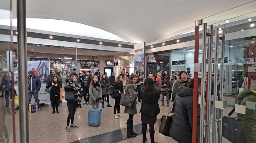 In stazione. Viaggiatori in attesa causa ritardi: era lo scorso novembre