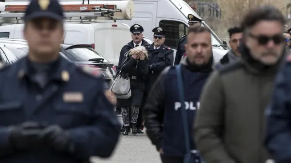 Un familiare viene portato via dagli inquirenti al termine della trattativa tra le forze dell'ordine e il carabiniere Luigi Capasso che dopo aver sparato alla moglie si era barricato in casa con le due figlie, 28 febbraio 2018 a Cisterna di Latina. L'uomo ha poi ucciso le figlie prima di togliersi la vita - Foto Ansa © www.giornaledibrescia.it