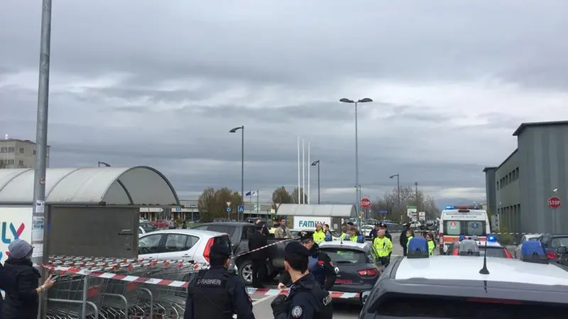 Il parcheggio del Family Market ad Azzano Mella