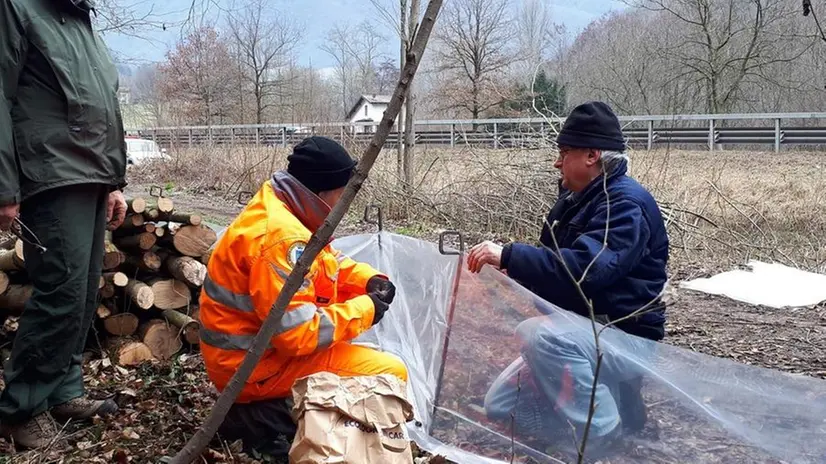 Al lavoro. Il posizionamento della barriera provvisoria