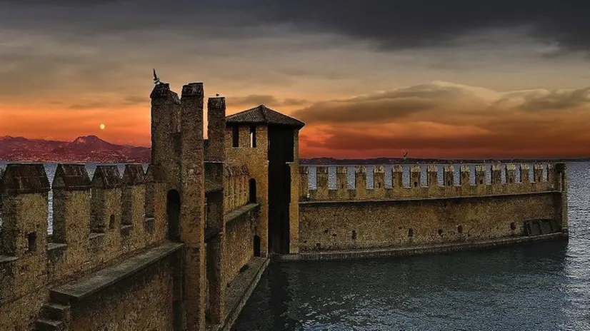 Una suggestiva immagine dal Castello scaligero - © www.giornaledibrescia.it