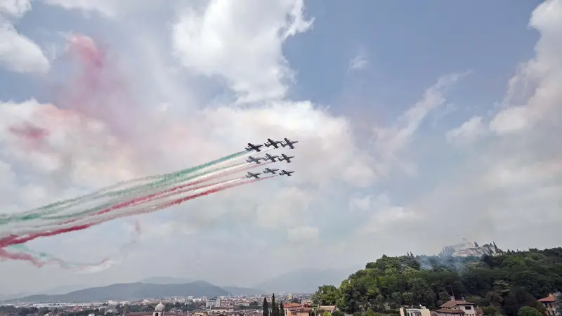 Mille Miglia, Frecce Tricolori sul cielo della Leonessa