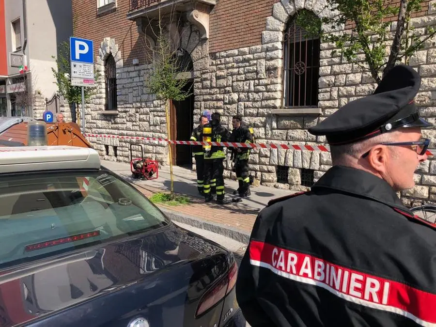 Vigili del fuoco e carabinieri fuori dall'ufficio Apam