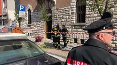 Vigili del fuoco e carabinieri fuori dall'ufficio Apam