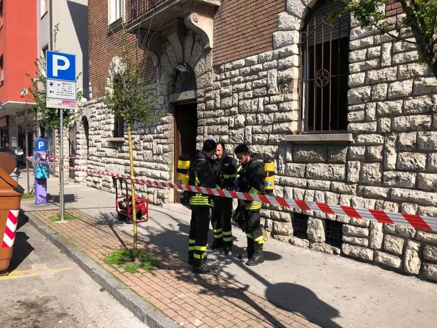 Vigili del fuoco e carabinieri fuori dall'ufficio Apam