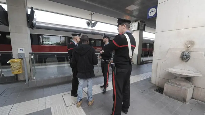 Carabinieri in stazione © www.giornaledibrescia.it
