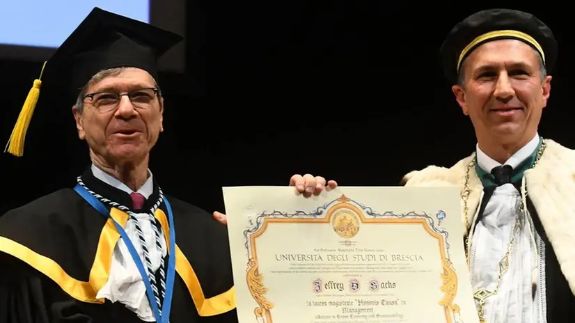 La cerimonia. Jeffrey D. Sachs col rettore dell’Università degli Studi di Brescia, Maurizio Tira