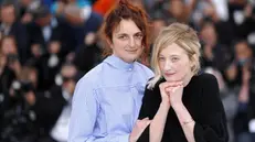Alice e Alba Rohrwacher posano a Cannes: alla regista il premio per la miglior sceneggiatura con Lazzaro Felice - Foto Ansa © www.giornaledibrescia.it