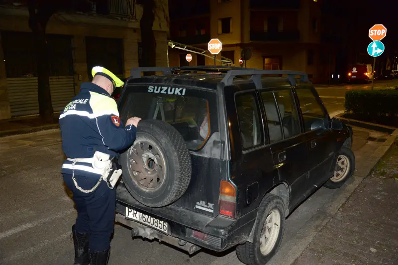 Il vecchio Suzuki Vitara al centro dell'allarme di viale Italia