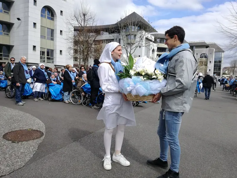 L'arrivo a Lourdes dei pellegrini